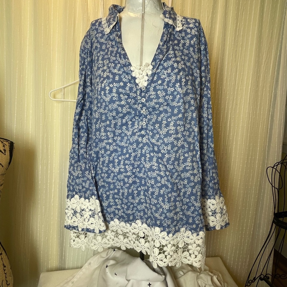 Eddie Bauer Blue and White Floral daisy Blouse with lace trim rare one-of-a-kind